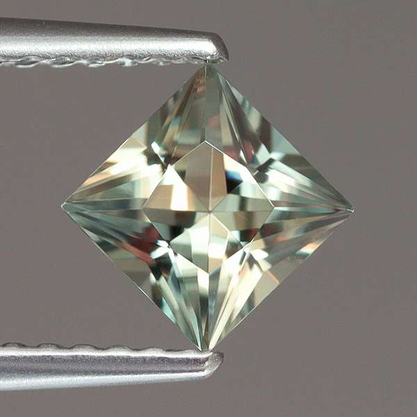 天然ダイアスポア 0.71ct 【カラーチェンジタイプ】 トルコ