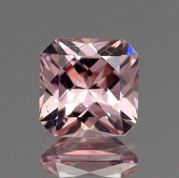 天然マラヤガーネット 0.56ct 【カラーシフト】マダガスカル