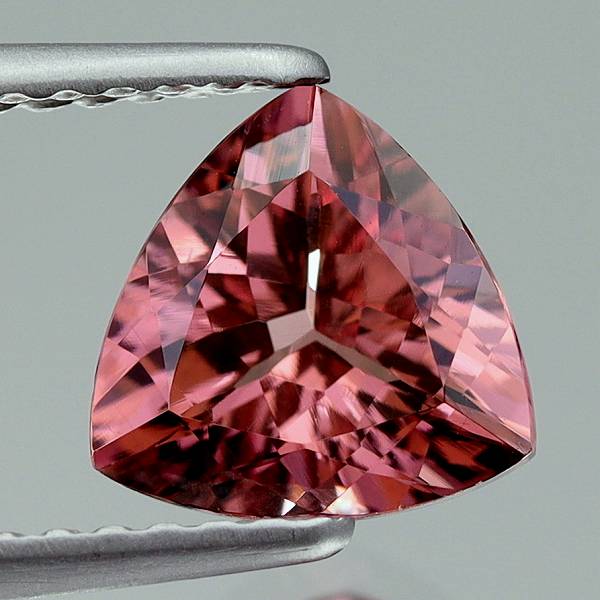 天然マラヤガーネット 1.42ct 【タンザニア】 トリリアント