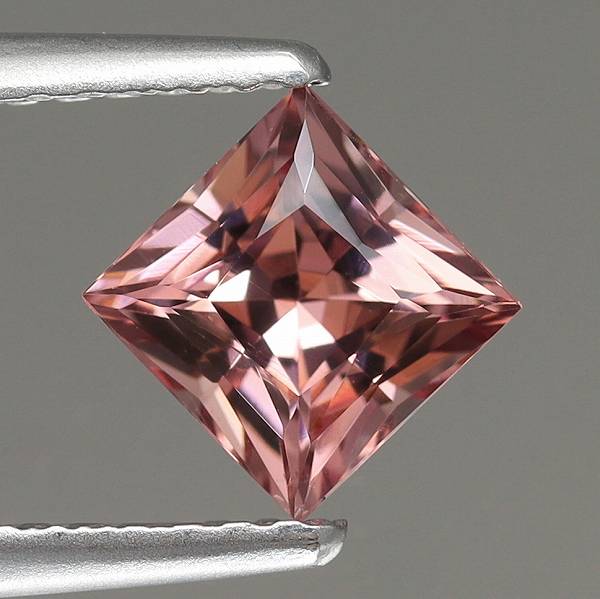 天然マラヤガーネット 0.99ct 【プリンセスカット】 タンザニア