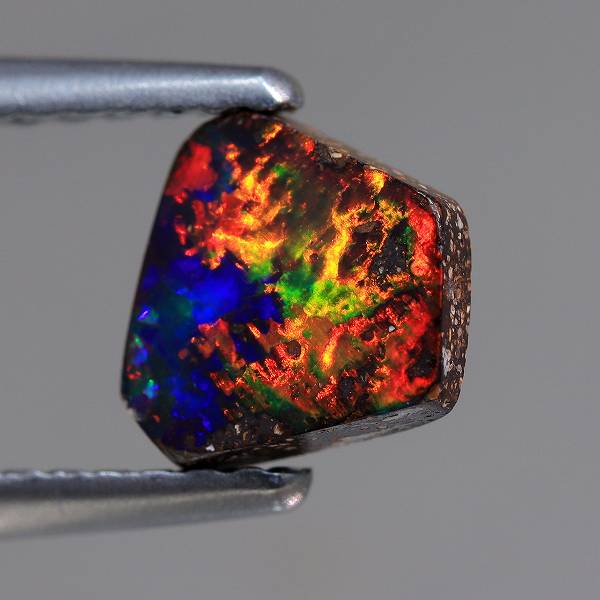 天然ボルダーオパール 約162.6g 天然ボルダーオパール 0.82ct 【フラッシュパターン】 レッドマルチ