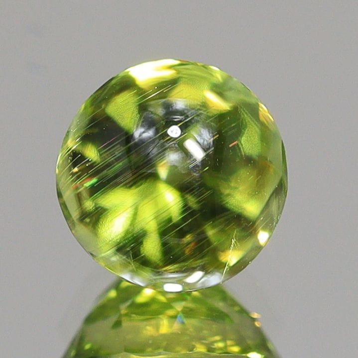 天然ペリドット 0.62ct 【隕石・レインボー】 パラサイト バフトップカット