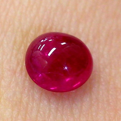天然ルビー 0.83ct 【艶々カボッション】 ミャンマー