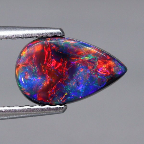 天然ブラックオパール 0.70ct　【レッドマルチ遊色】