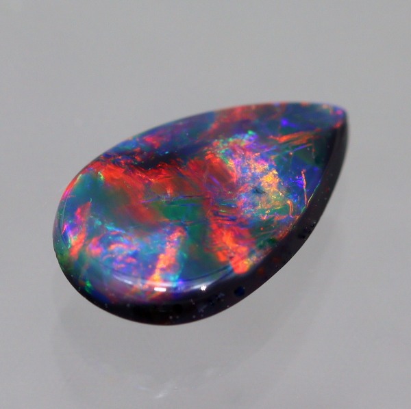 天然ブラックオパール 0.70ct　【レッドマルチ遊色】