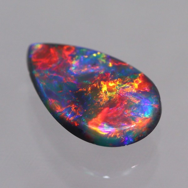 天然ブラックオパール 0.70ct　【レッドマルチ遊色】