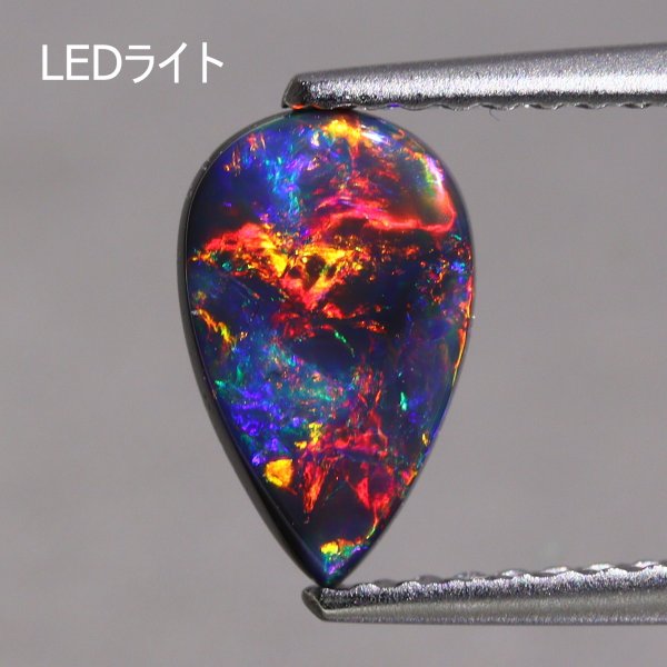 天然ブラックオパール 0.70ct　【レッドマルチ遊色】