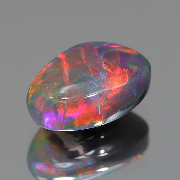 天然ブラックオパール 0.68ct 【レッド美遊色】