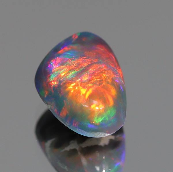 天然ブラックオパール 0.68ct 【レッド美遊色】