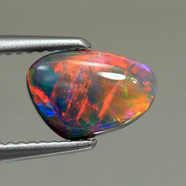 天然ブラックオパール 0.68ct 【レッド美遊色】