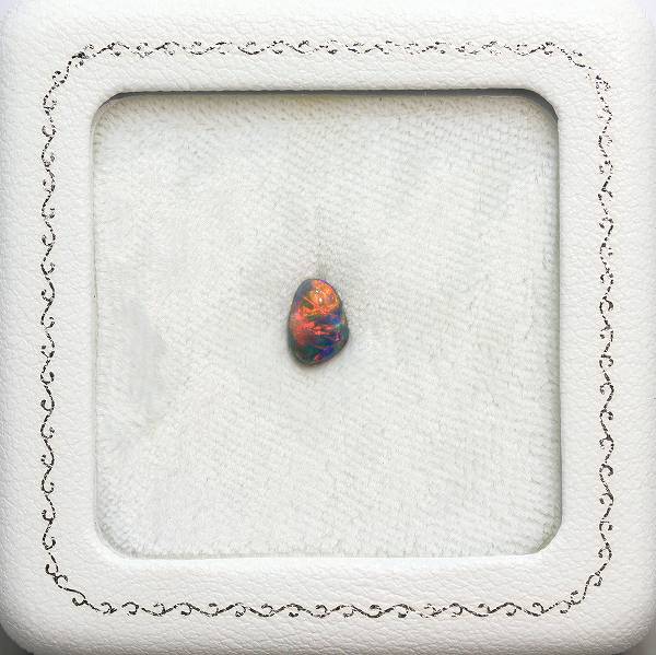 天然ブラックオパール 0.68ct 【レッド美遊色】