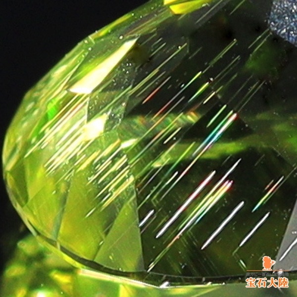 天然ペリドット 0.68ct 【隕石・レインボー】パラサイト オーバル