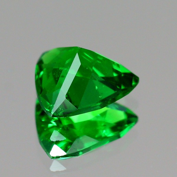 天然ツァボライトガーネット 0.68ct 【タンザニア】 トリリアントカット