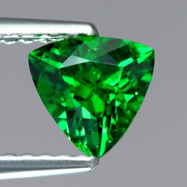 天然ツァボライトガーネット 0.68ct 【タンザニア】 トリリアントカット