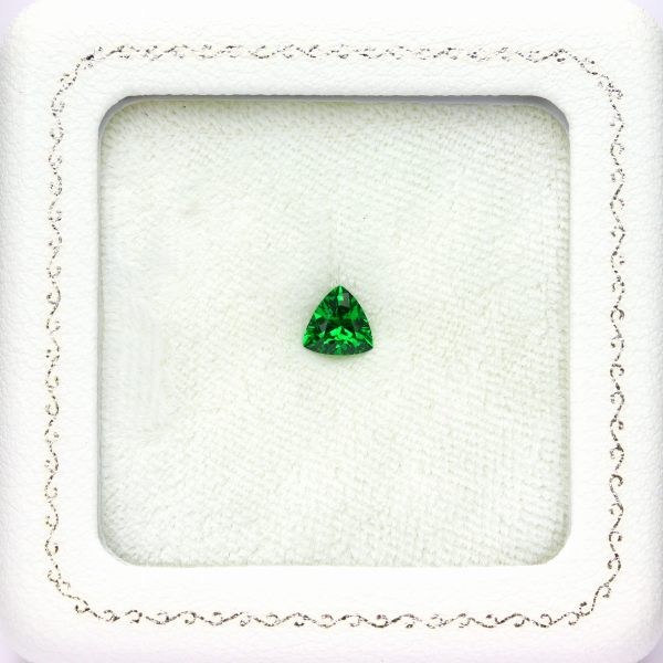 天然ツァボライトガーネット 0.68ct 【タンザニア】 トリリアントカット