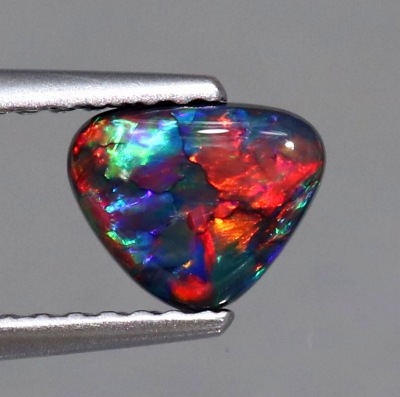 天然ブラックオパール 0.60ct 【レッド】 高品質
