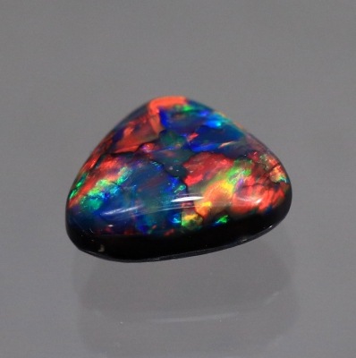 天然ブラックオパール 0.60ct 【レッド】 高品質