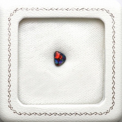 天然ブラックオパール 0.60ct 【レッド】 高品質