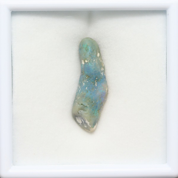 天然ブラックオパール 9.07ct 【虫の巣穴】 ラフ