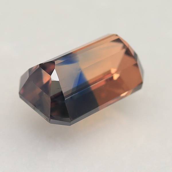 現品限り。貴重非加熱天然カラーチェンジサファイア 0.880ct 間違う