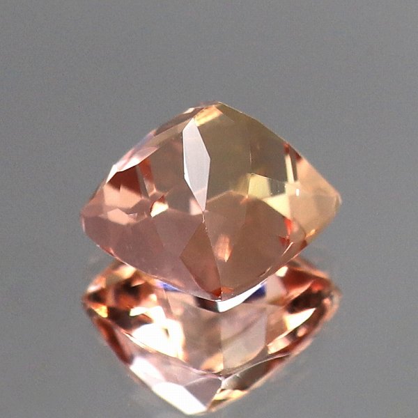 天然インペリアルトパーズ 0.61ct 【ブラジル】 クッションカット