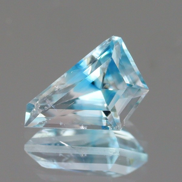 天然ユークレース 0.38ct 【クリアな結晶】 ブラジル