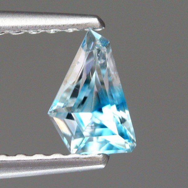 天然ユークレース 0.38ct 【クリアな結晶】 ブラジル