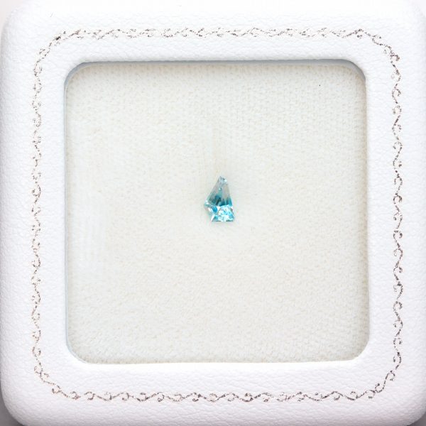 天然ユークレース 0.38ct 【クリアな結晶】 ブラジル