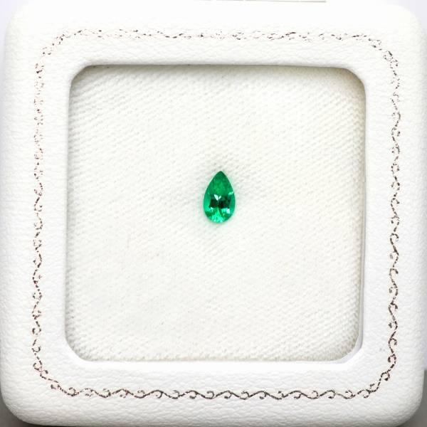 天然エメラルド 0.40ct 【美発色・ノンオイル】 ロシア GIA 天然エメラルド 0.40ct 【美発色・ノンオイル】 ロシア GIA