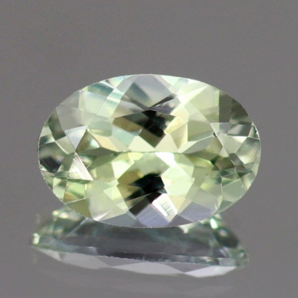 天然ゾイサイト 0.57ct 【非加熱】 ライムグリーン