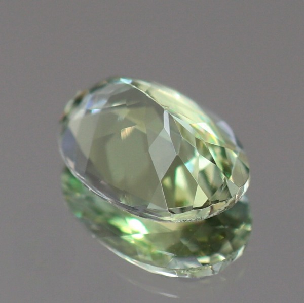 天然ゾイサイト 0.57ct 【非加熱】 ライムグリーン
