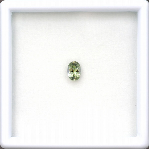 天然ゾイサイト 0.57ct 【非加熱】 ライムグリーン