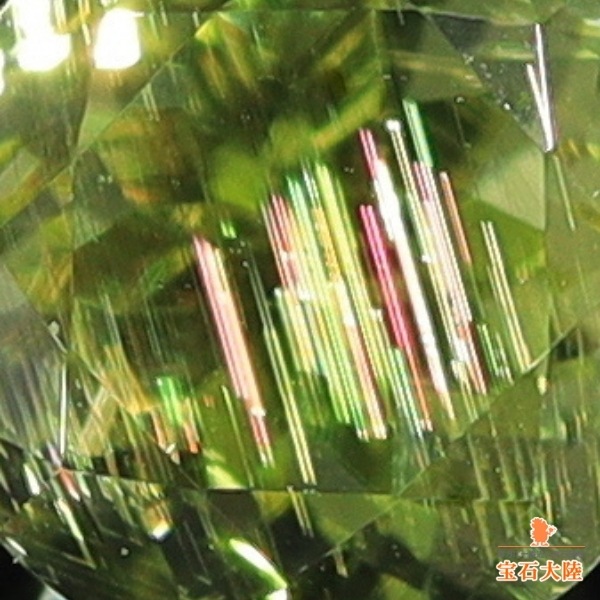 天然ペリドット 0.26ct 【隕石・レインボー】 パラサイト
