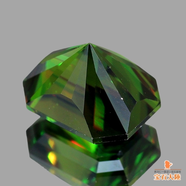 マトリックス上の天然グリーンスフェーンチタン石標本。 マトリックス上の天然グリーンスフェーンチタン石標本。 【公式通販】