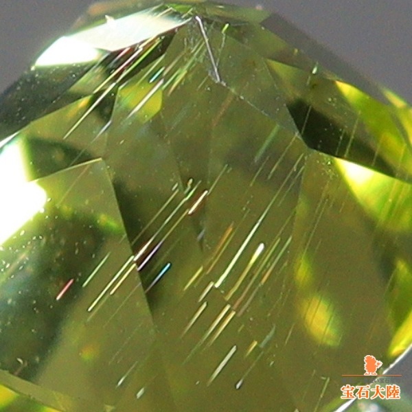 天然ペリドット 0.30ct 【隕石・レインボー】 パラサイト