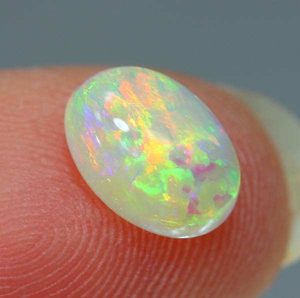 天然ホワイトオパール 0.98ct 【オレンジイエロー遊色
