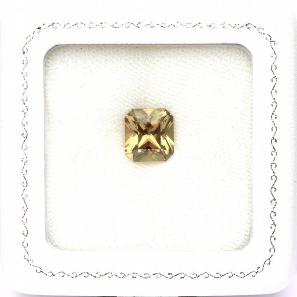 天然ダイアスポア 4.67ct 【煌くオクタゴン】 トルコ　日独ミニ鑑別付