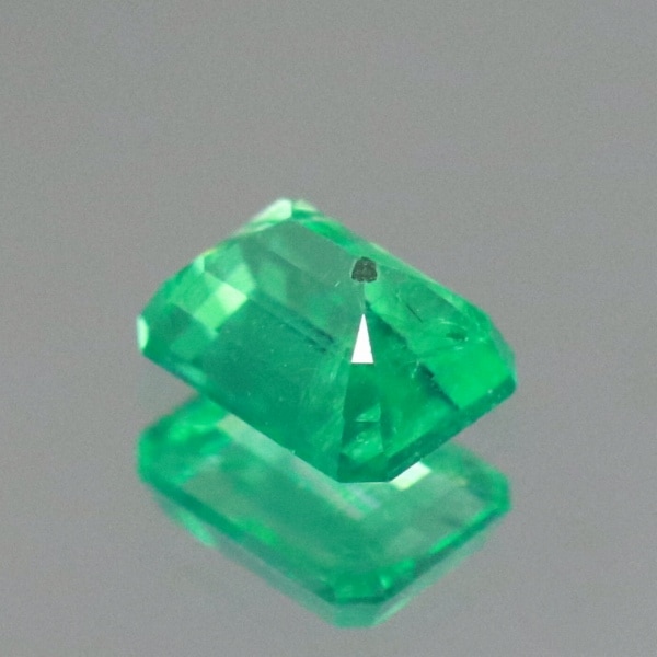 エメラルド 宝石 定価8万円　新品　刻印　5×4×4ミリ　エメラルドグリーン エメラルド 宝石 定価80000円 新品 刻印 5×4×4ミリ エメラルド