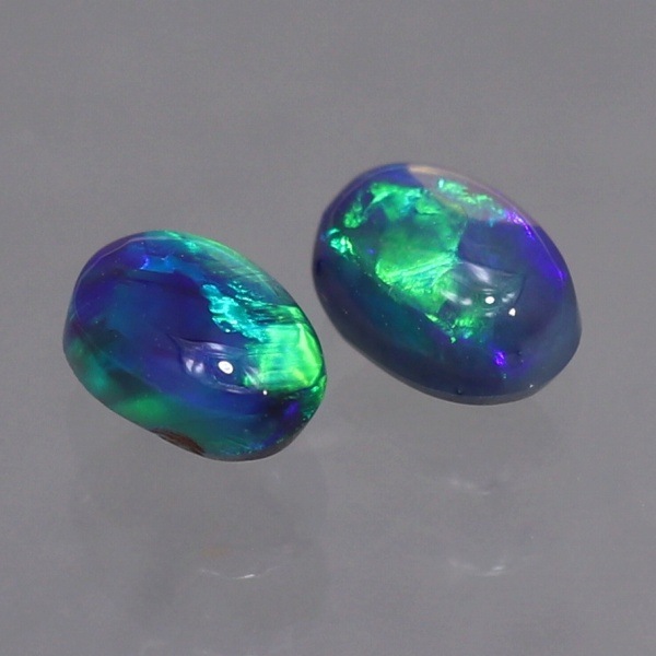 天然ブラックオパール 0.63ct/2P 【ブルーグリーン遊色】 ペア