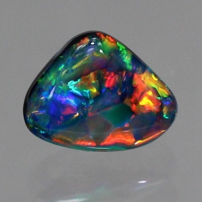天然ブラックオパール 0.68ct 【レッドマルチ】高品質