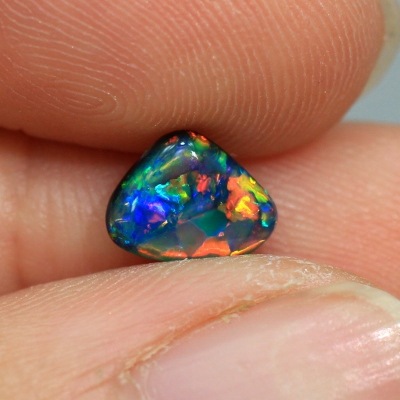 天然ブラックオパール 0.68ct 【レッドマルチ】高品質