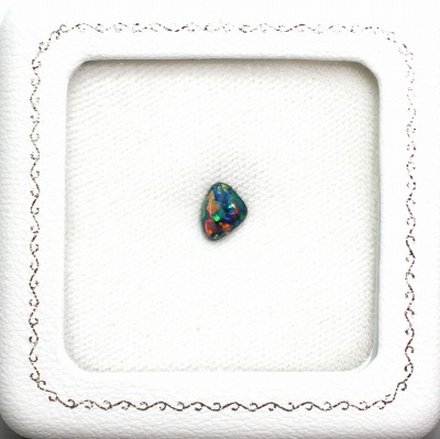 天然ブラックオパール 0.68ct 【レッドマルチ】高品質