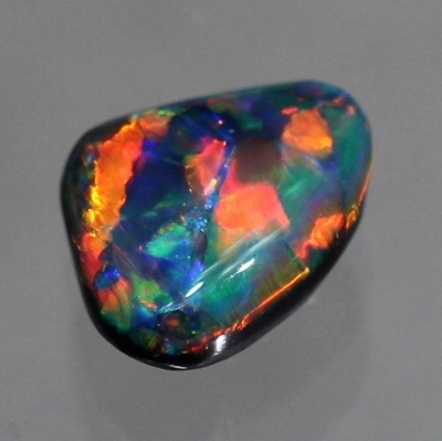 天然ブラックオパール 0.68ct 【レッドマルチ】高品質
