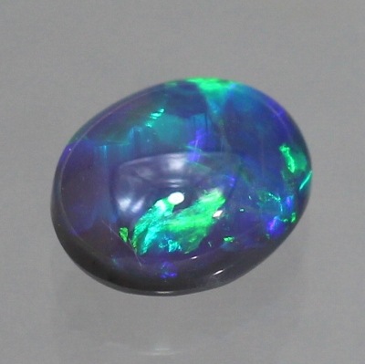 天然ブラックオパール 0.64ct 【鮮やかグリーン遊色】