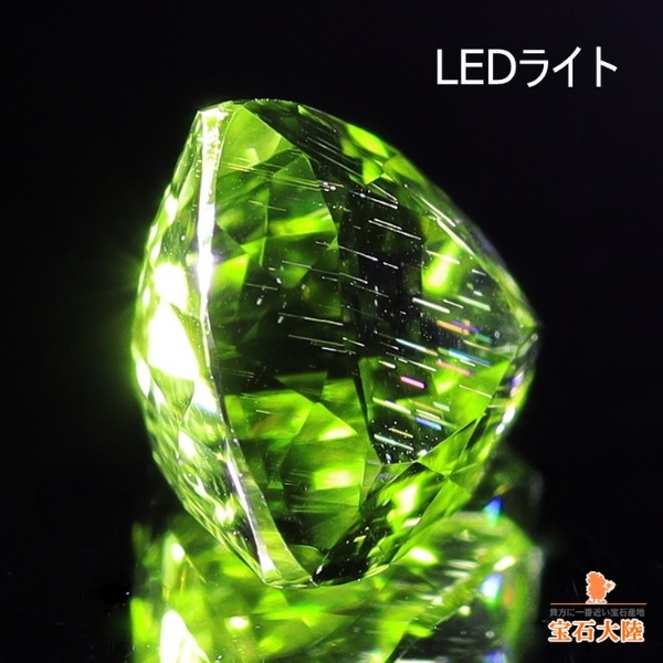 天然ペリドット 0.68ct 【隕石・レインボー】パラサイト