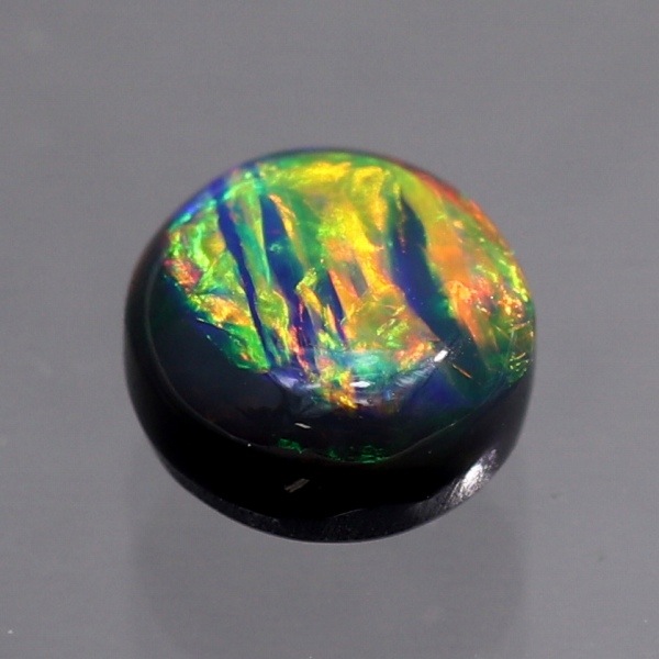 天然ブラックオパール 0.84ct 【ローリングレインボー】　レッド　