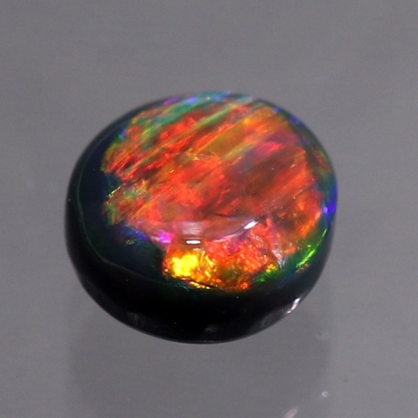天然ブラックオパール 0.84ct 【ローリングレインボー】　レッド　