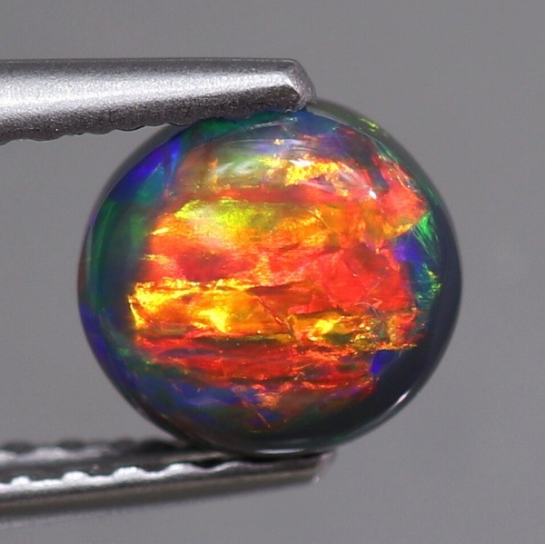 天然ブラックオパール 0.84ct 【ローリングレインボー】　レッド　