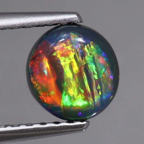 天然ブラックオパール 0.84ct 【ローリングレインボー】　レッド　