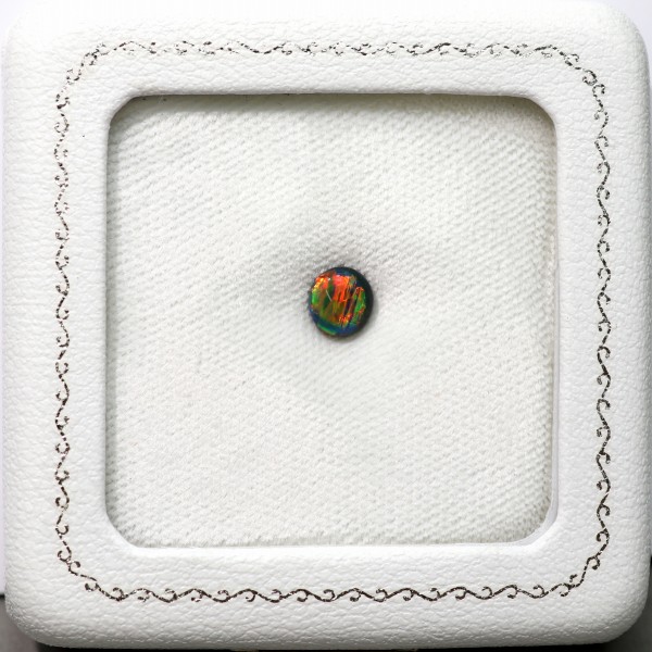 天然ブラックオパール 0.84ct 【ローリングレインボー】　レッド　